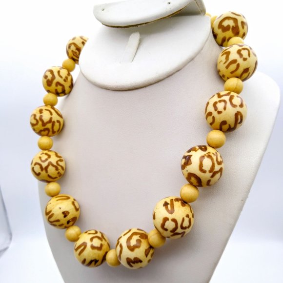 Retro Animal Print Necklace, Chunky Vintage Plastic Beads with Cheetah or Giraff - Picture 3 of 4